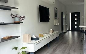 Luxury Modern Apartment With Free Private Parking